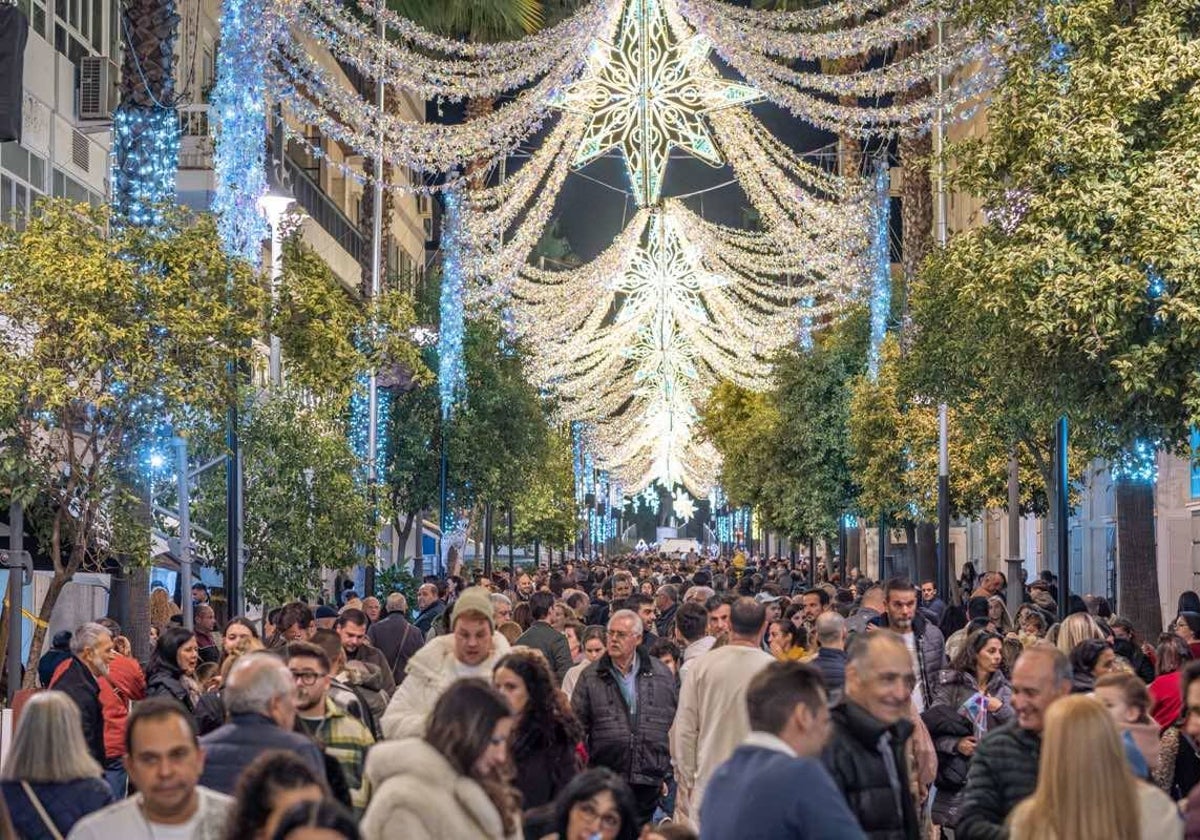 La Gran Vía de Huelva este viernes, iluminada y abarrotada