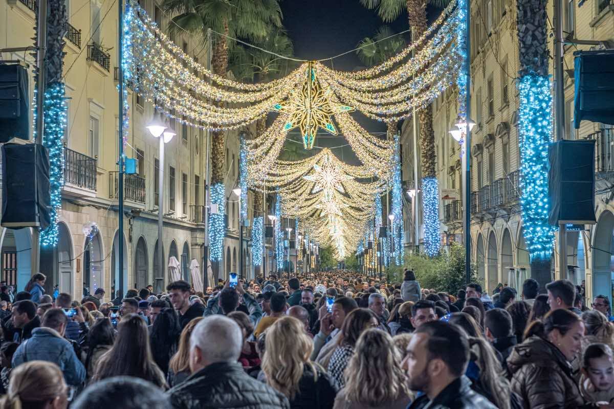 Así es el alumbrado del centro de Huelva, que ya ha dado la bienvenida a la Navidad