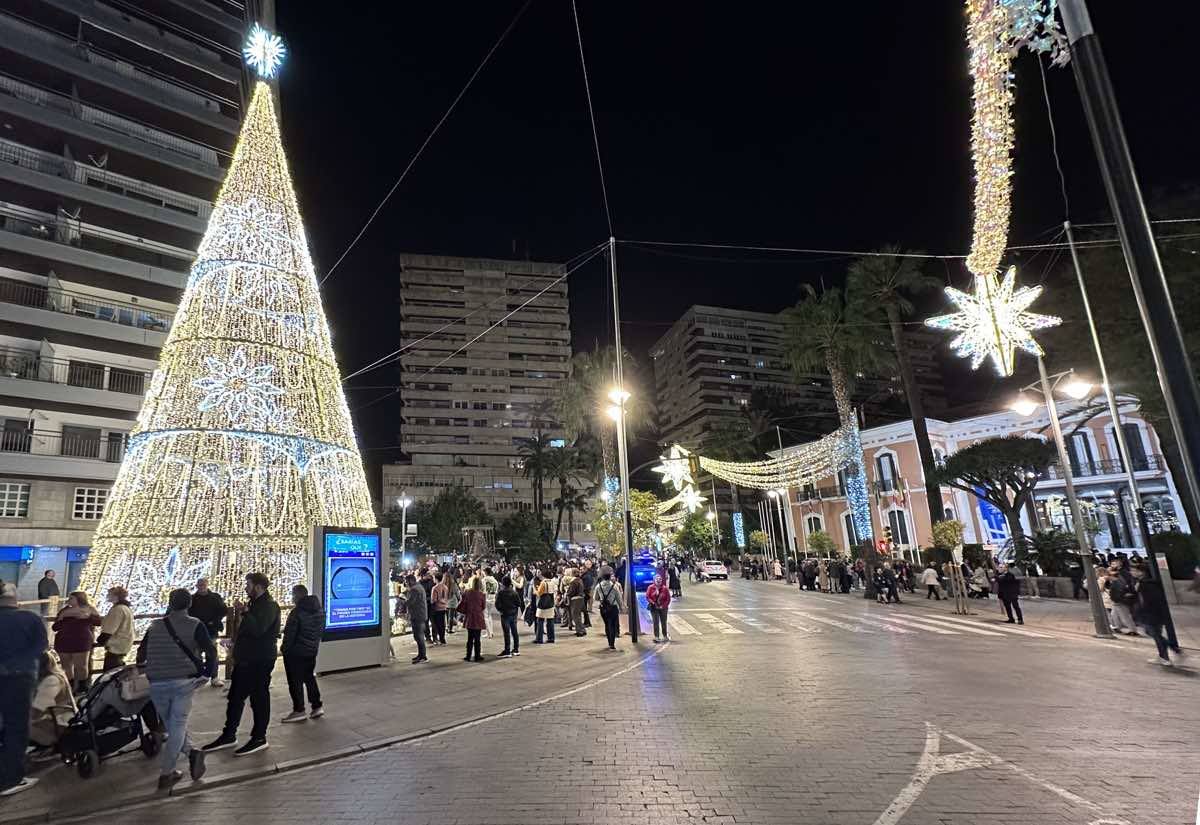 Así es el alumbrado del centro de Huelva, que ya ha dado la bienvenida a la Navidad