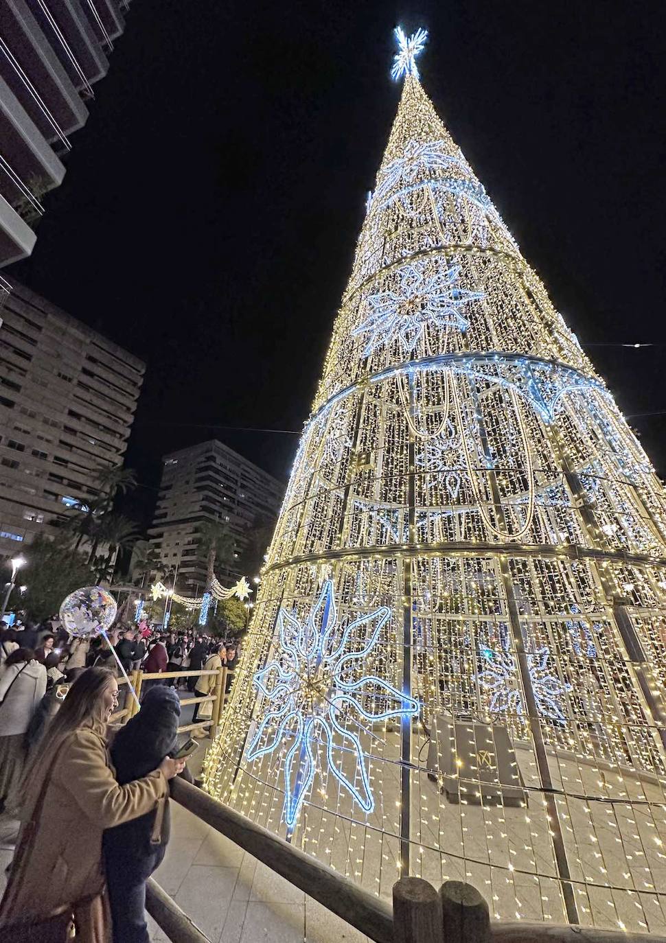 Así es el alumbrado del centro de Huelva, que ya ha dado la bienvenida a la Navidad