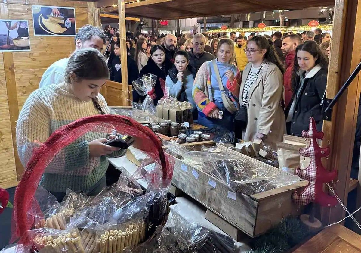 Uno de los puestos del Mercado Navideño de la plaza de las Monjas, el pasado viernes