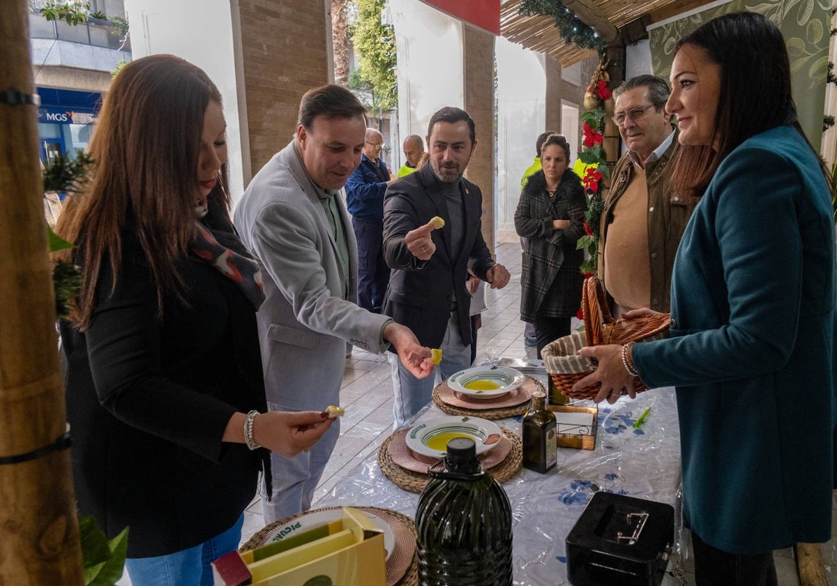 Las autoridades esta mañana en la inauguración de la Muestra en los soportales de Diputación