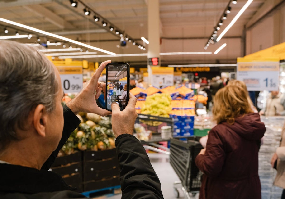 Un cliente realiza una foto del supermercado Supeco en su estreno en Huelva