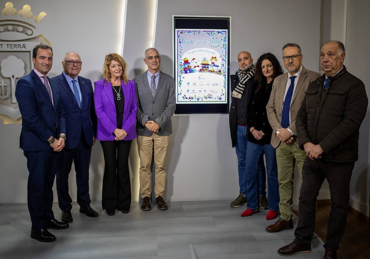La presentación de la campaña la campaña 'Regala, Juega, Sonríe' en el Ayuntamiento de Huelva