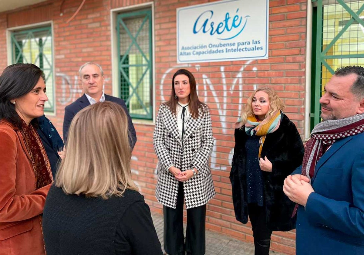 Un momento de la visita a la sede de la asociación