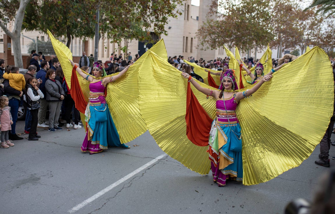 Las vistosas bailarinas que abrían el cortejo