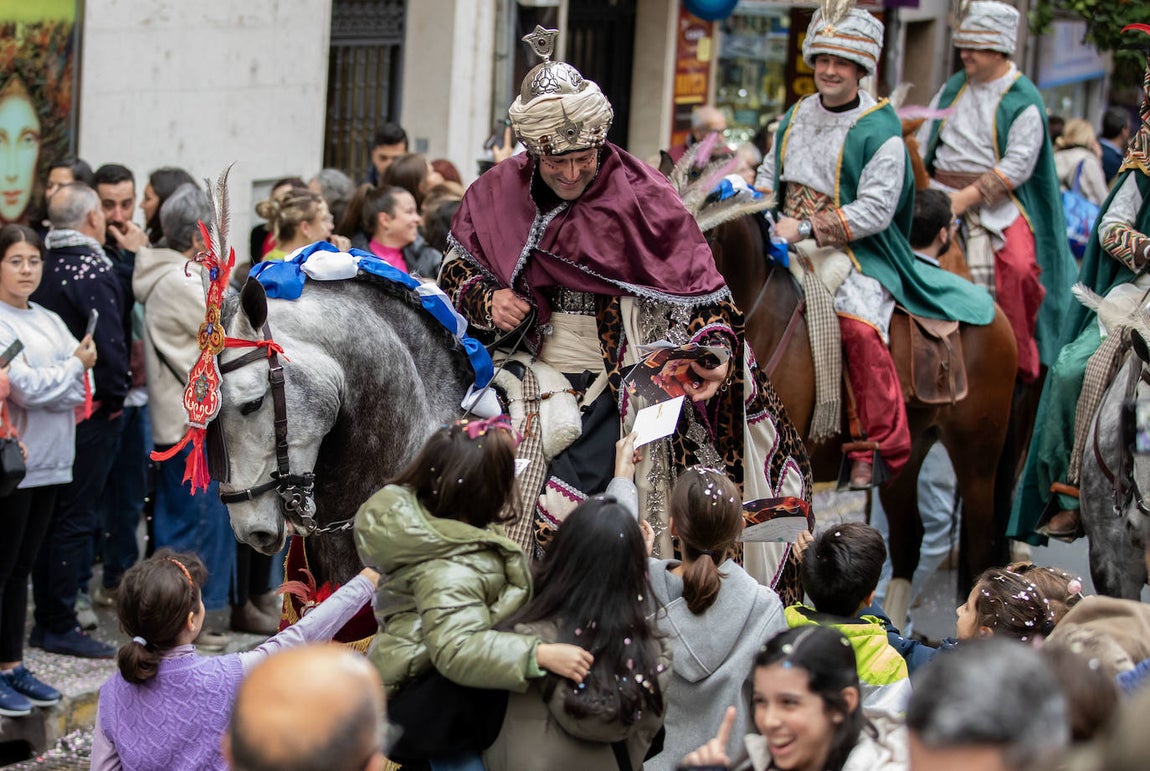 El heraldo recibe las cartas de los niños a pie de calle
