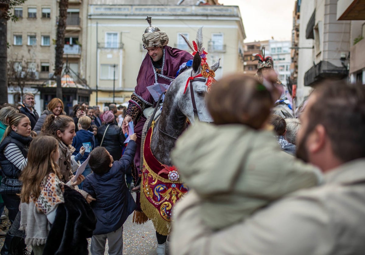 El Heraldo Real a su paso por la plaza de las Monjas