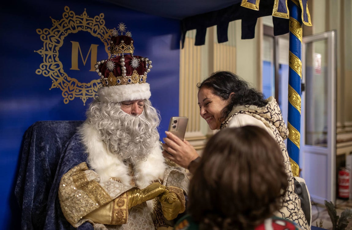 Las imágenes de la entrega de cartas a los Reyes Magos en Huelva