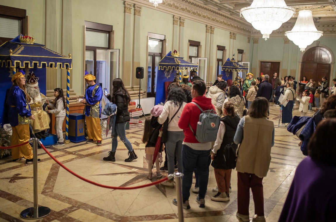 Las imágenes de la entrega de cartas a los Reyes Magos en Huelva