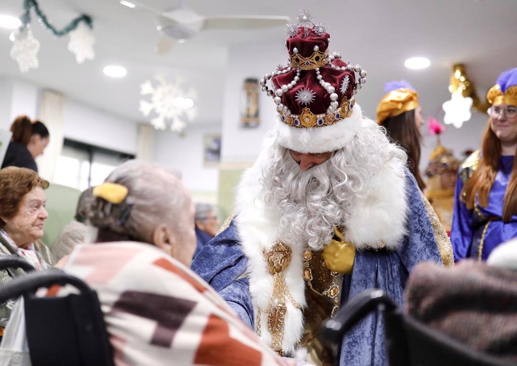 Así ha sido la visita de los Reyes Magos de Huelva durante la mañana del 5 de enero, en imágenes