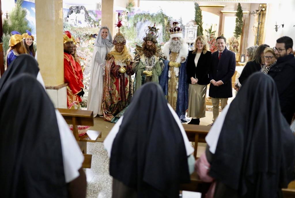 Así ha sido la visita de los Reyes Magos de Huelva durante la mañana del 5 de enero, en imágenes