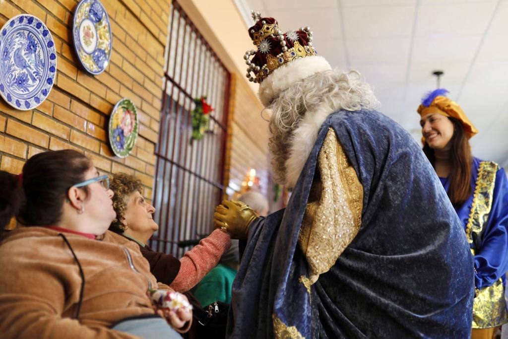 Así ha sido la visita de los Reyes Magos de Huelva durante la mañana del 5 de enero, en imágenes