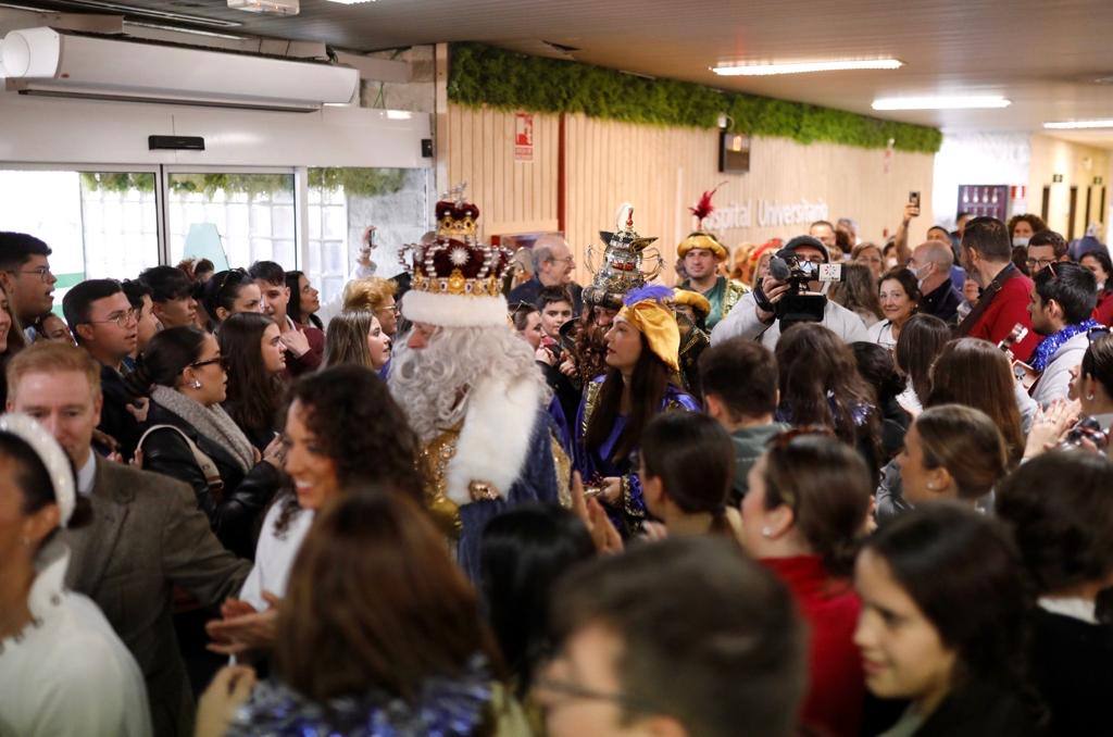 Así ha sido la visita de los Reyes Magos de Huelva durante la mañana del 5 de enero, en imágenes