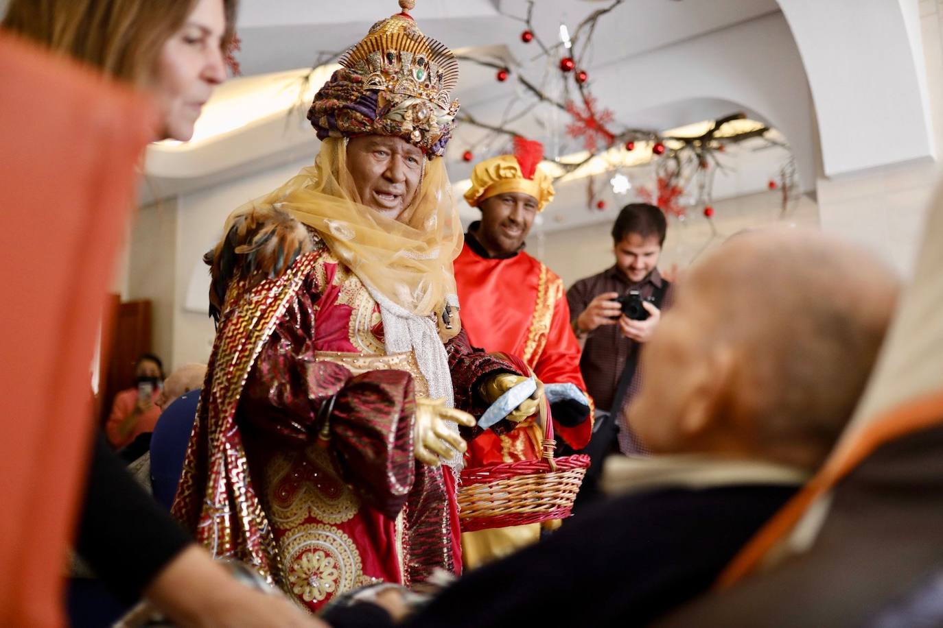 Así ha sido la visita de los Reyes Magos de Huelva durante la mañana del 5 de enero, en imágenes