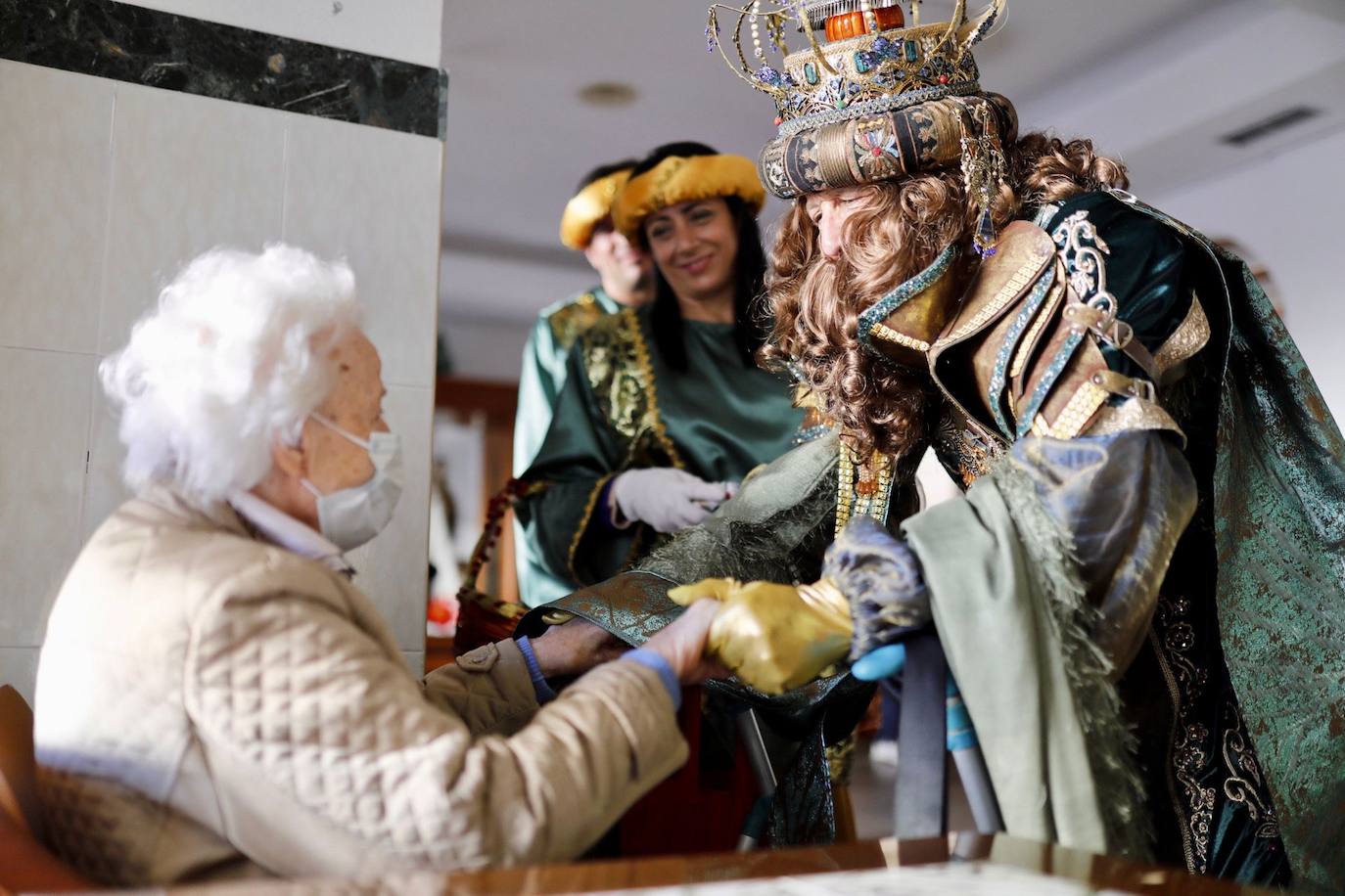 Así ha sido la visita de los Reyes Magos de Huelva durante la mañana del 5 de enero, en imágenes