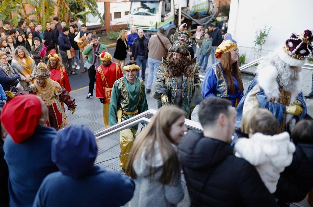 Así ha sido la visita de los Reyes Magos de Huelva durante la mañana del 5 de enero, en imágenes