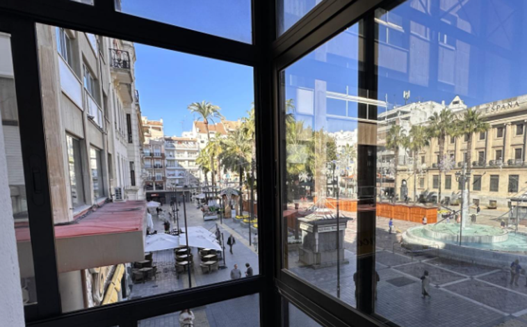 Imagen principal - Las increíbles vistas de este piso en venta en la plaza de las Monjas de Huelva con más de 250 metros cuadrados