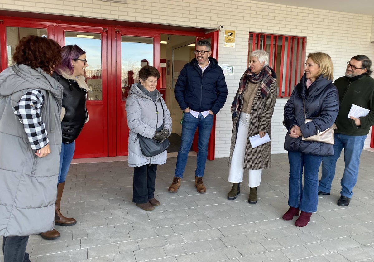 La presidenta de la asociación de vecinos de Pescadería con miembros del AMPA y del equipo docente del colegio Nuevo Ensanche Sur