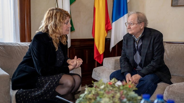 La alcaldesa de Huelva conversa con el prestigioso científico, que se crío en Huelva