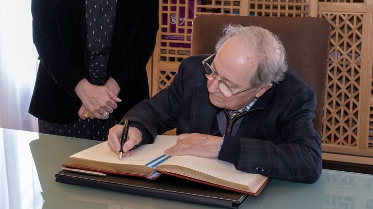 Juan Antonio Pérez Mercader firma en el libro de honor de Huelva