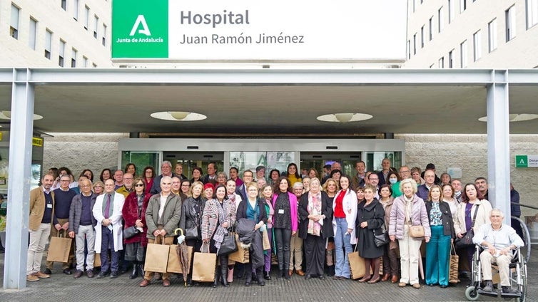 El hospital Juan Ramón Jiménez homenajea a sus 68 profesionales jubilados en 2023