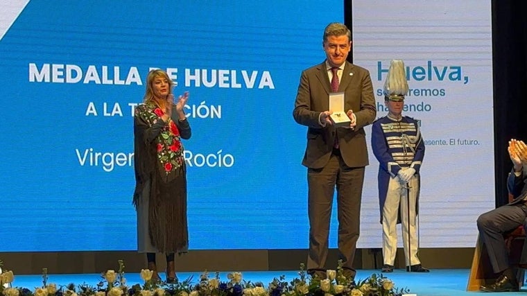 Santiago Padilla recogiendo este viernes la Medalla de Huelva a la Tradición para la Virgen del Rocío