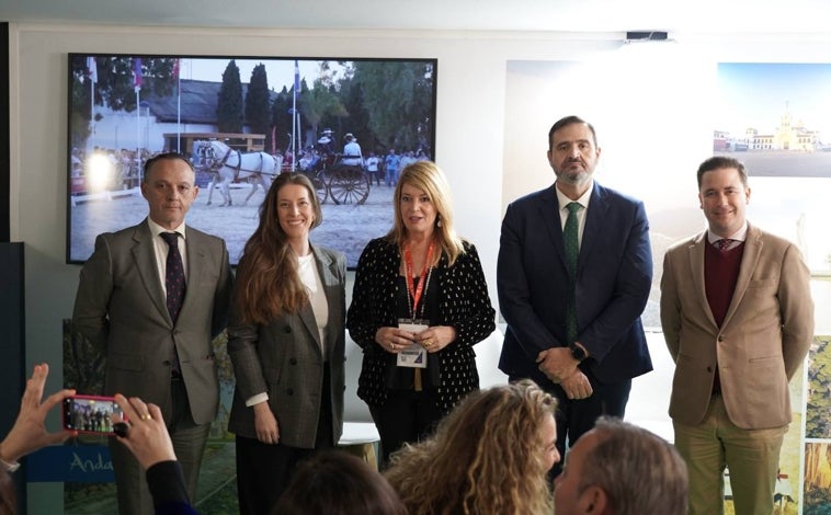 Imagen principal - Dos momentos de la presentación de la Feria de Otoño y del Caballo en Fitur 2024