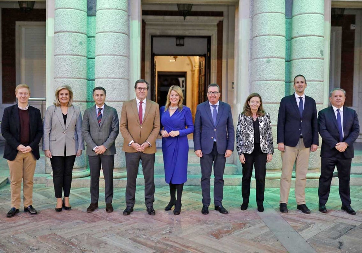 Garamendi, cuarto por la izquierda, recibido en el Consistorio onubense