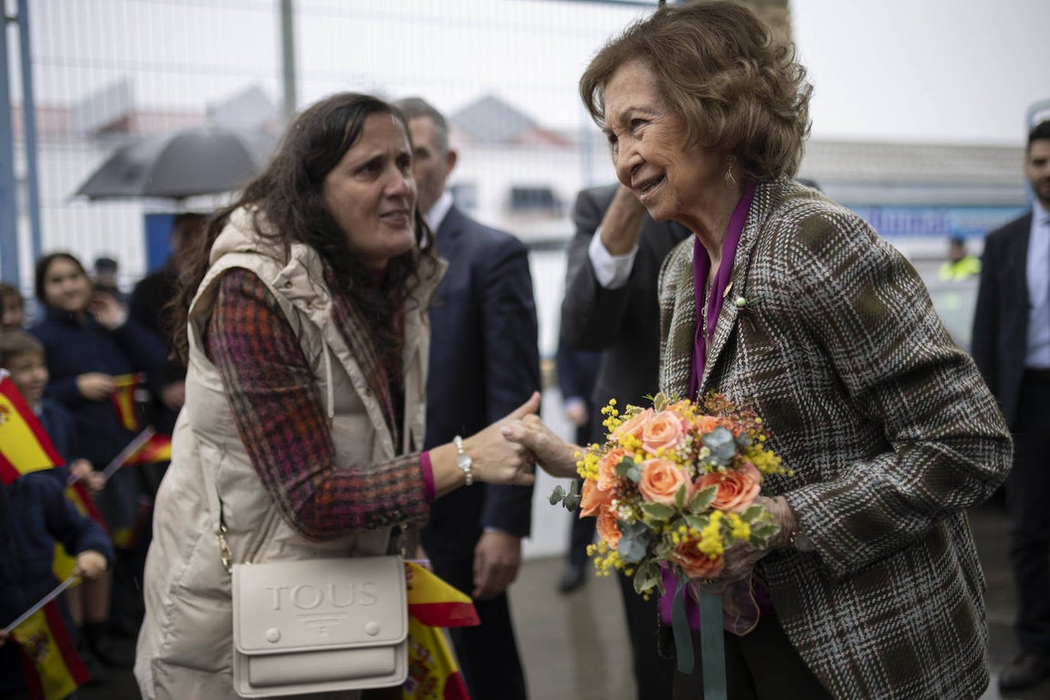 La visita de la Reina Sofía al Banco de Alimentos de Huelva, en imágenes