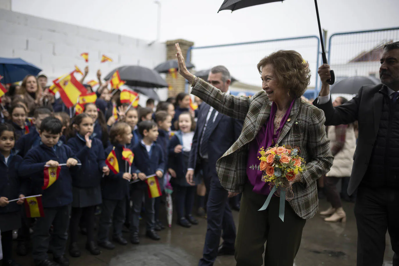 La visita de la Reina Sofía al Banco de Alimentos de Huelva, en imágenes