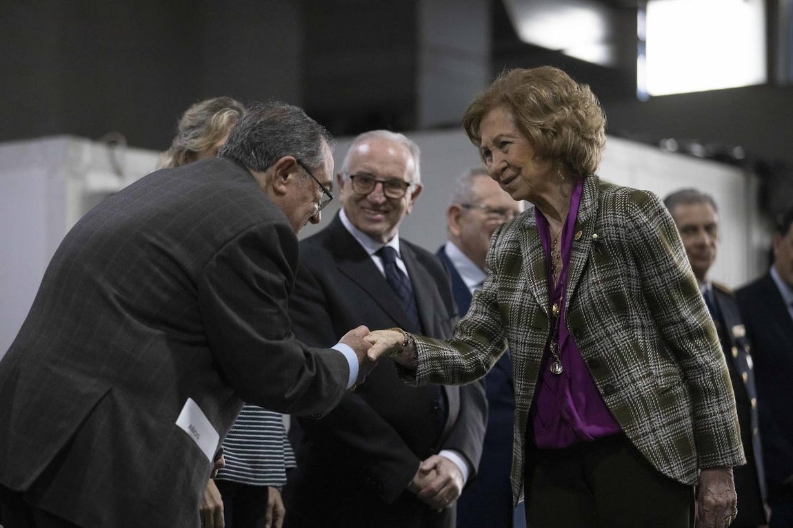 La visita de la Reina Sofía al Banco de Alimentos de Huelva, en imágenes