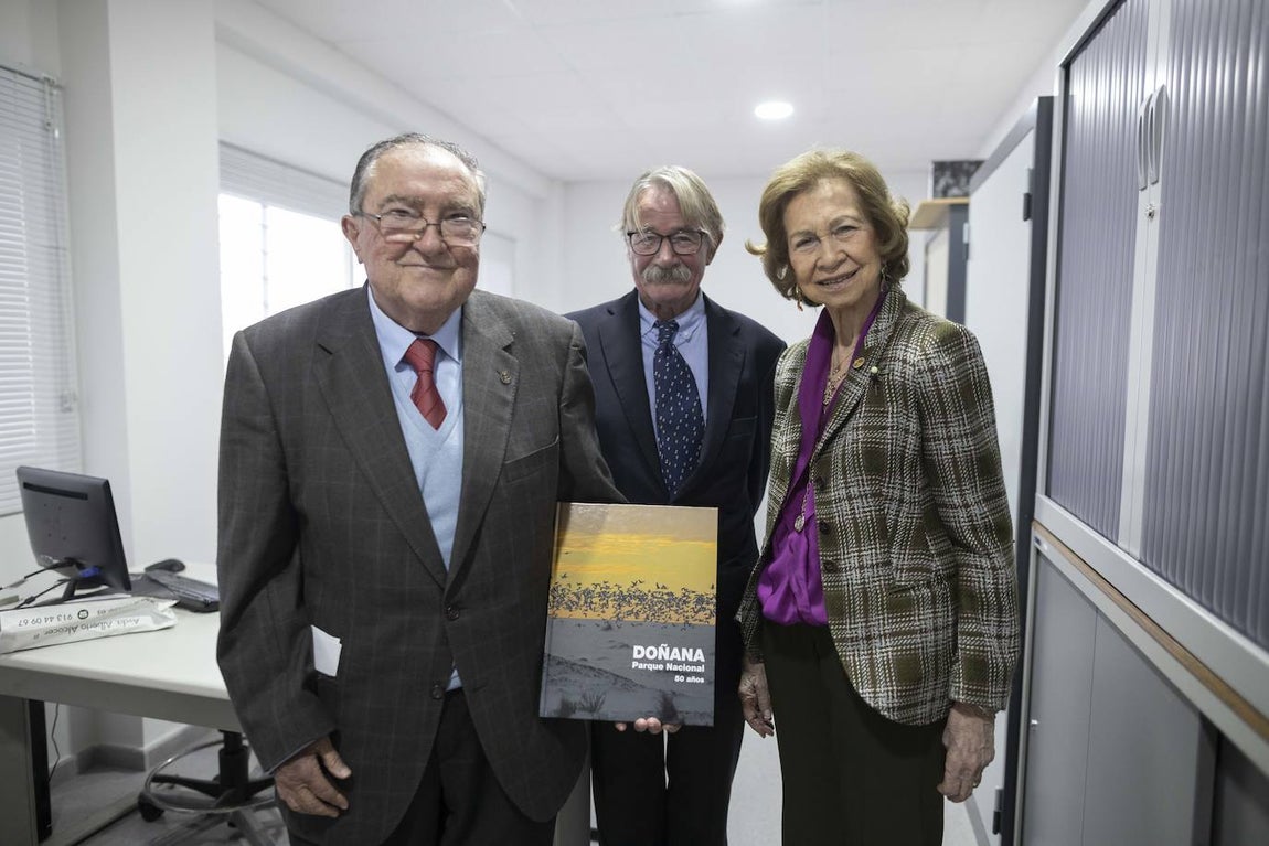La visita de la Reina Sofía al Banco de Alimentos de Huelva, en imágenes
