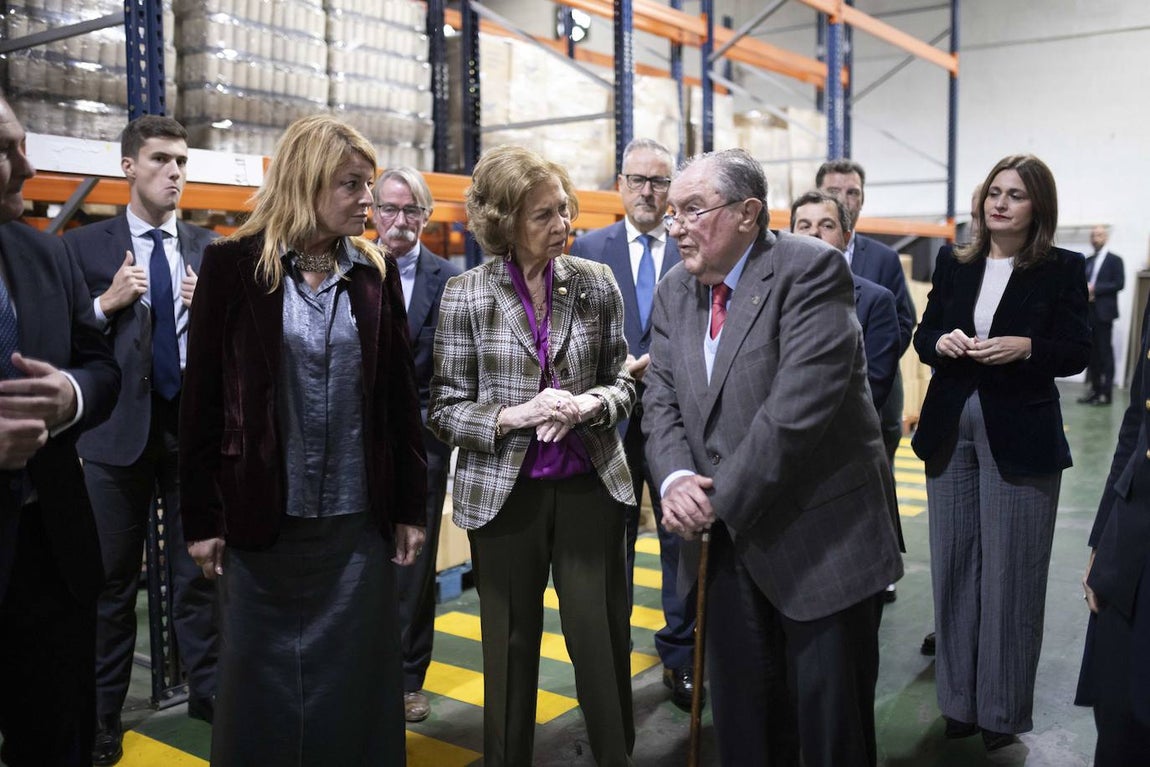 La visita de la Reina Sofía al Banco de Alimentos de Huelva, en imágenes