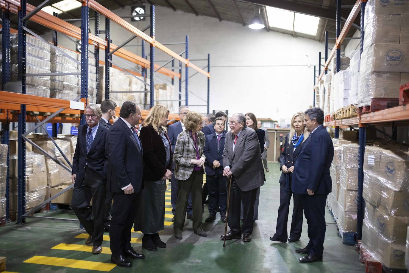 La visita de la Reina Sofía al Banco de Alimentos de Huelva, en imágenes