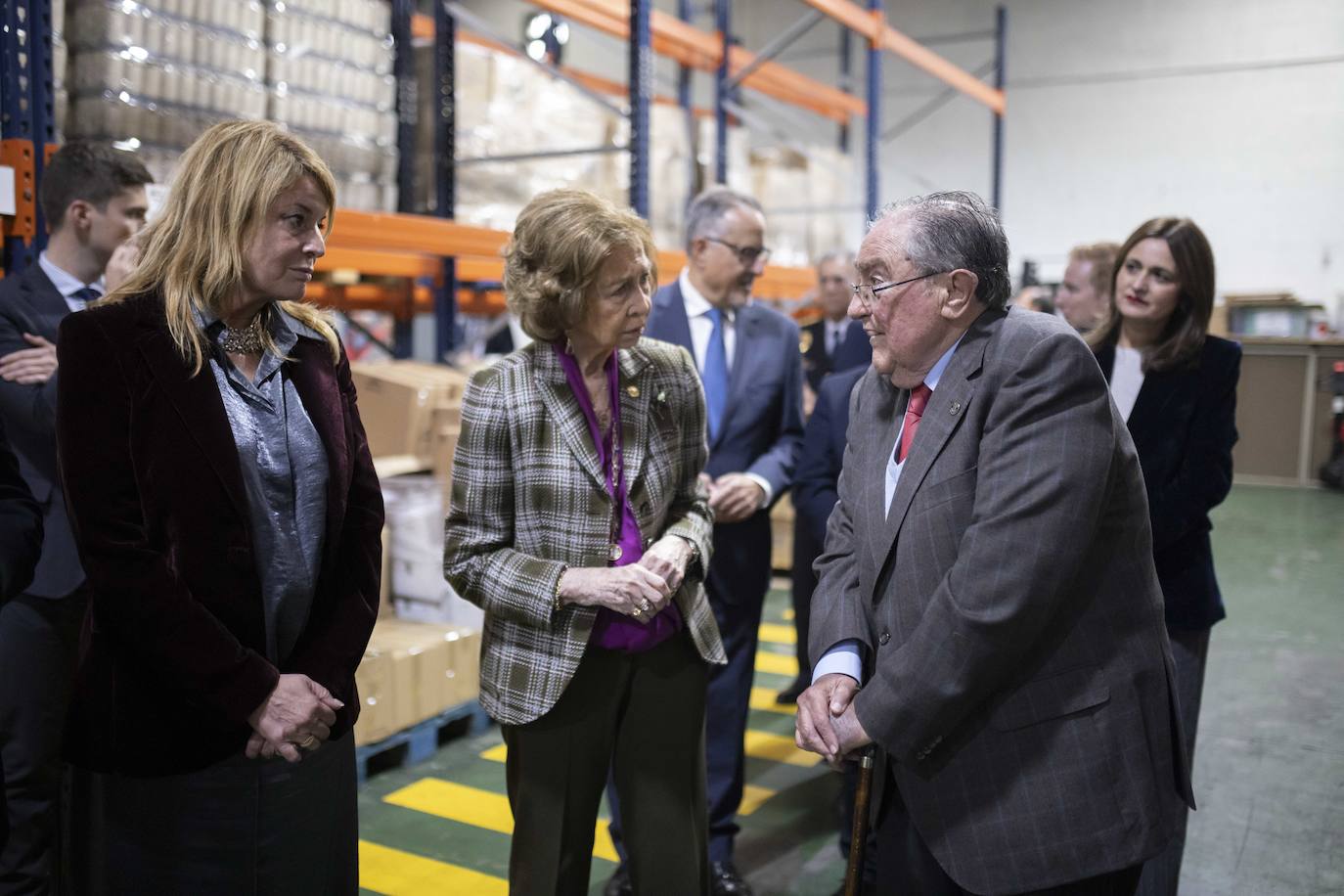 La visita de la Reina Sofía al Banco de Alimentos de Huelva, en imágenes