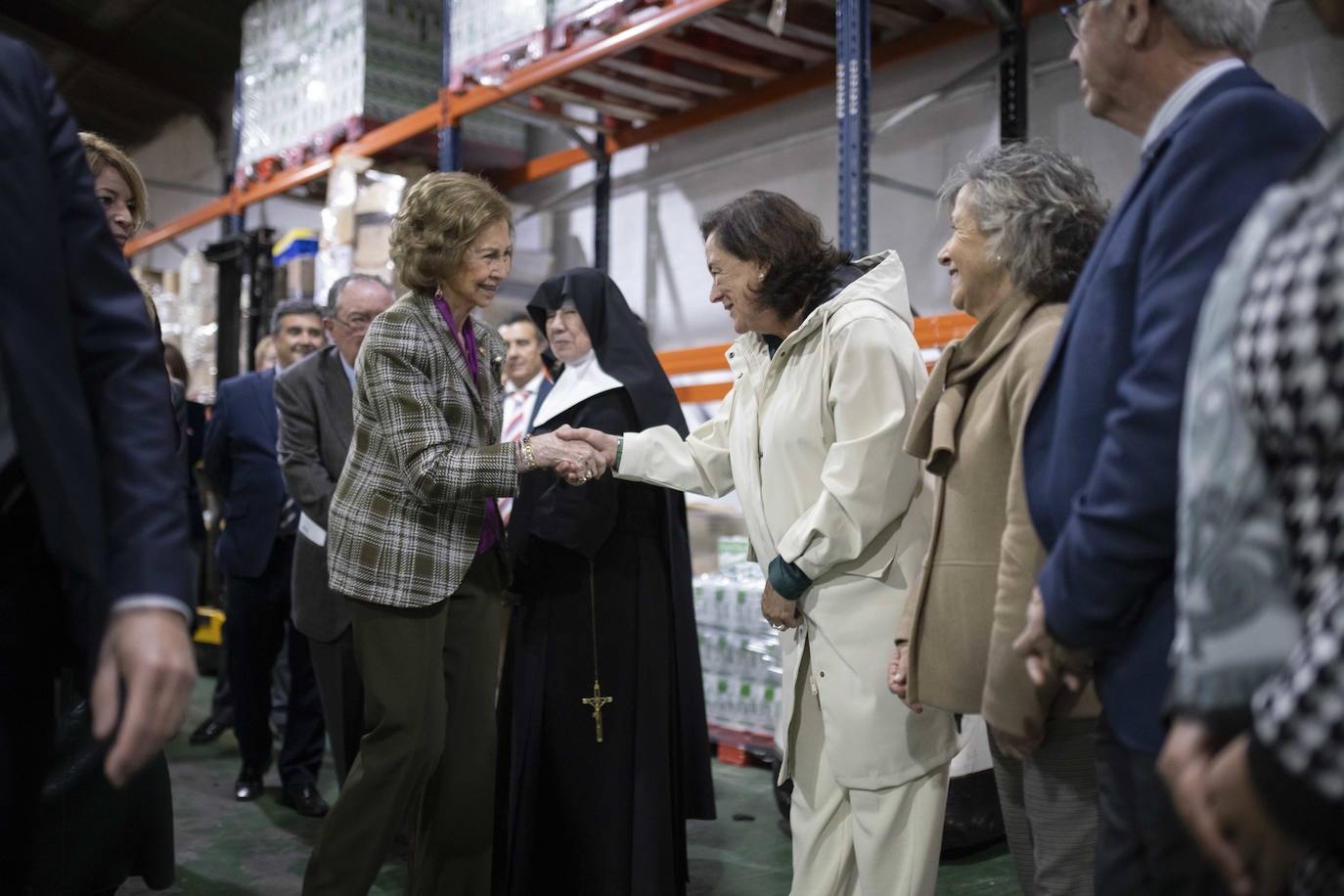 La visita de la Reina Sofía al Banco de Alimentos de Huelva, en imágenes