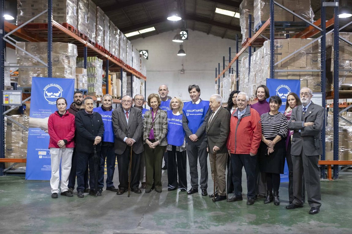 La visita de la Reina Sofía al Banco de Alimentos de Huelva, en imágenes