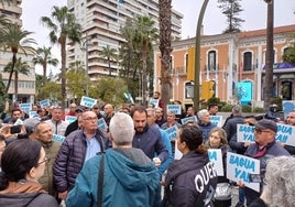 Denuncian a los conductores de dos tractores que lograron entrar en Huelva y unos 80 agricultores se concentran a pie a las puertas de la Casa Colón