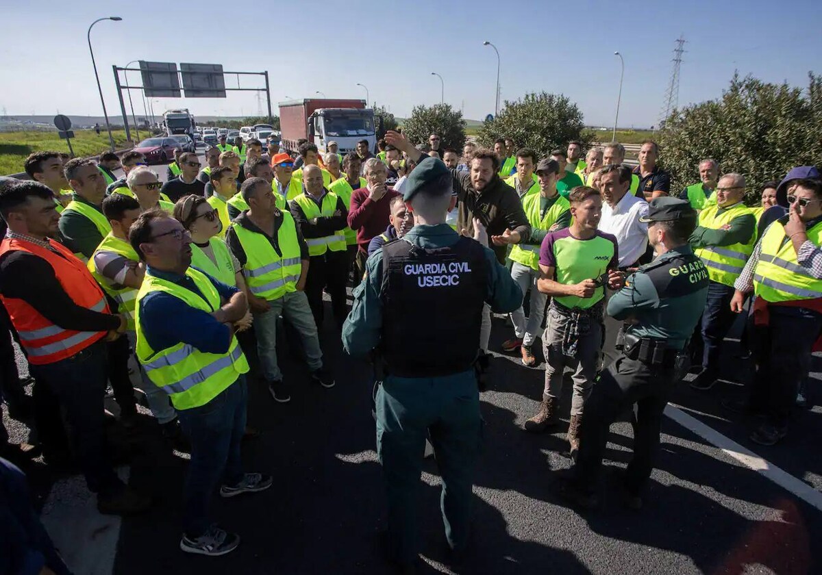 Los agricultores han cortado la A-49 esta semana en las proximidades de Huelva capital