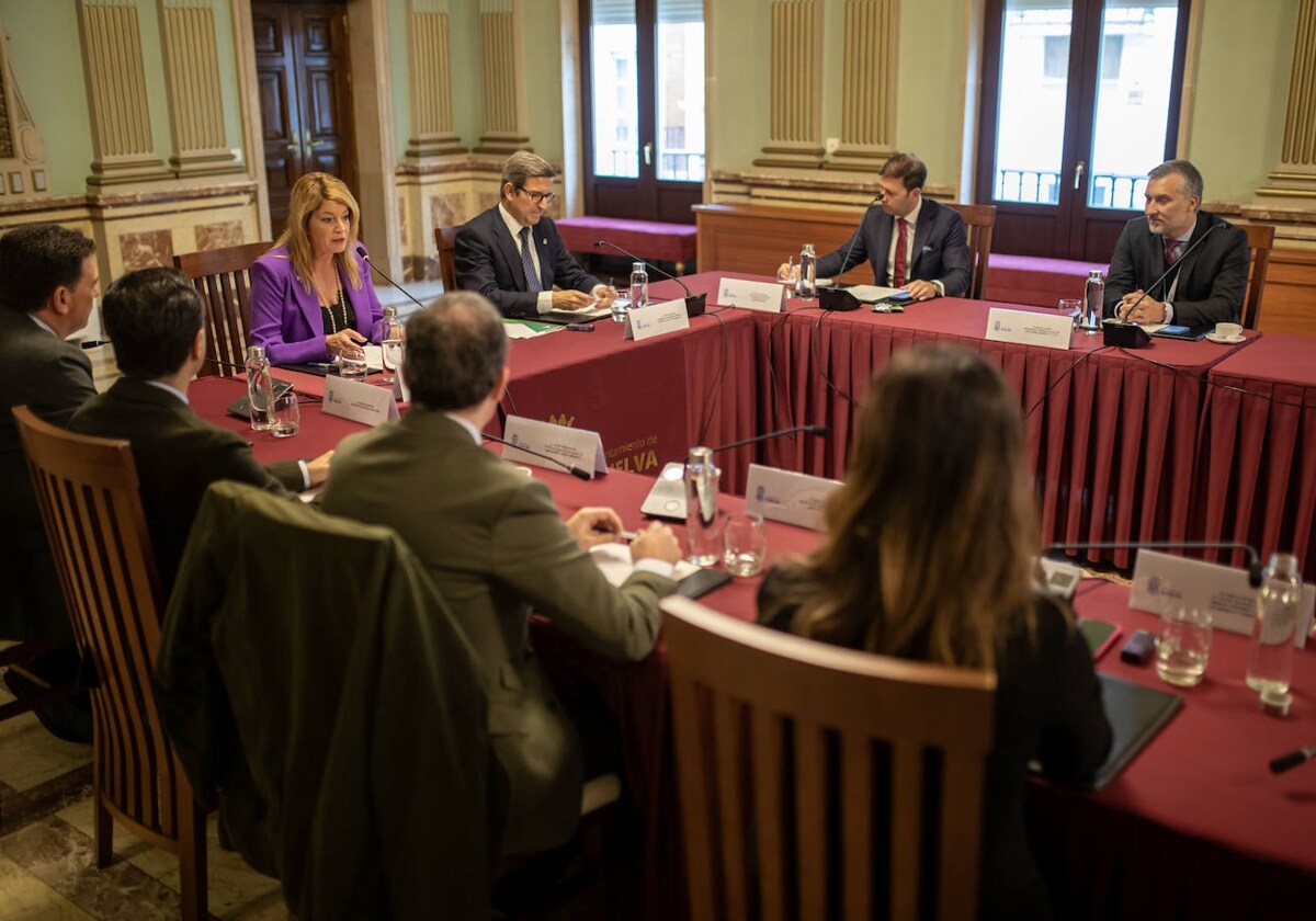 Imagen de la reunión entre representantes municipales y de Siemens