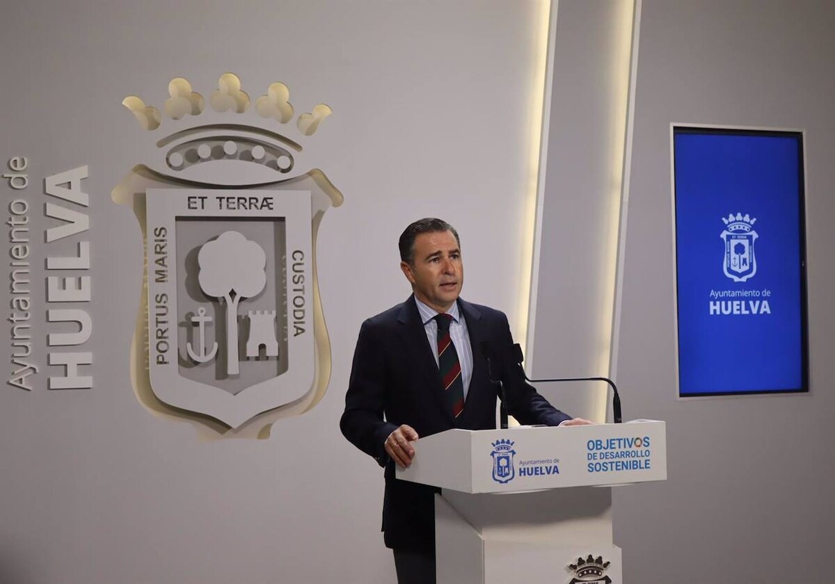 Felipe Arias, presidente de Aguas de Huelva, en rueda de prensa