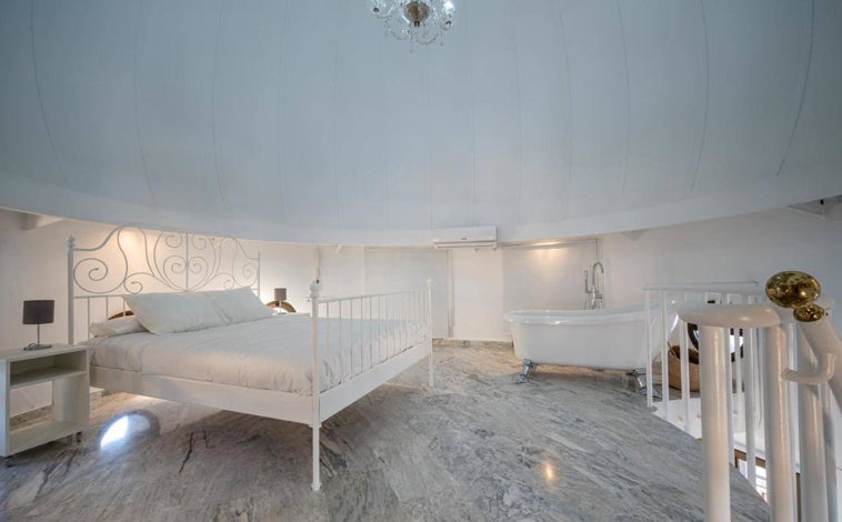 Imagen principal - El dormitorio, en la planta sperior y dos detalles de la terraza inferior