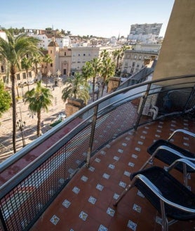 Imagen secundaria 2 - El dormitorio, en la planta sperior y dos detalles de la terraza inferior