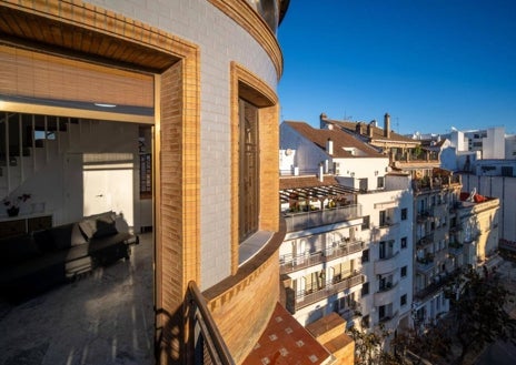 Imagen secundaria 1 - El dormitorio, en la planta sperior y dos detalles de la terraza inferior