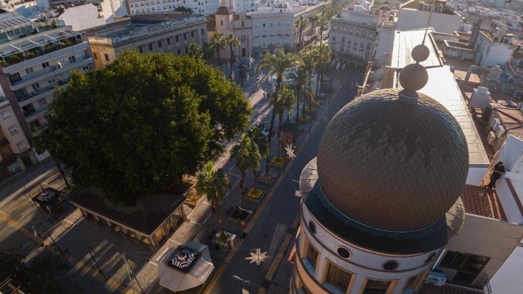 La plaza de las Monjas, con la cúpula del Hotel París a la dercha