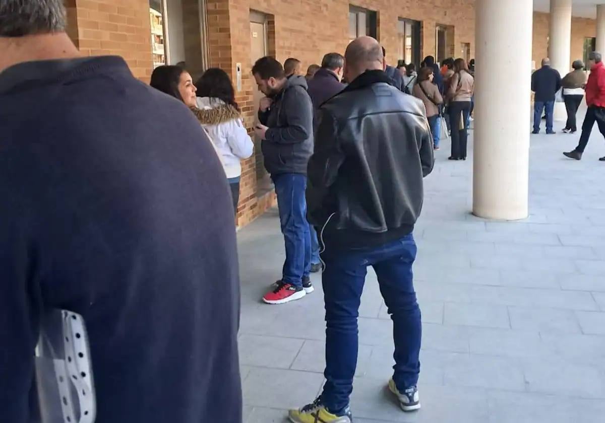 Cola en la oficina de empadronamiento de Huelva