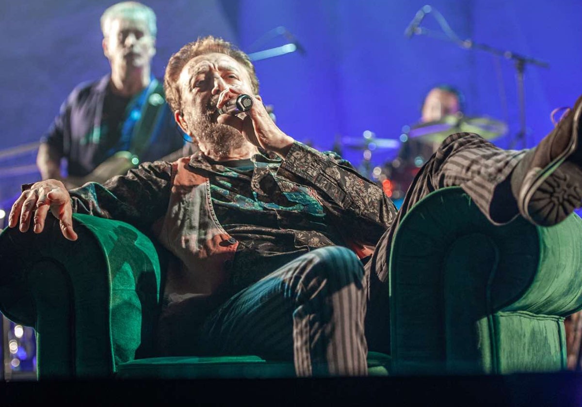 El artista, anoche, sobre el escenario instalado en el pabellón Carolina Marín de la capital