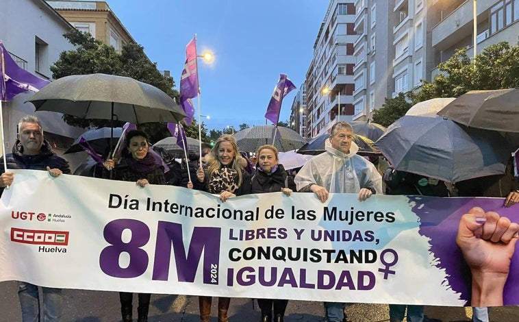 Imagen principal - Ni la lluvia ni el viento impidieron que más de 1.500 personas reivindicaran por las calles de Huelva la igualdad en el 8M