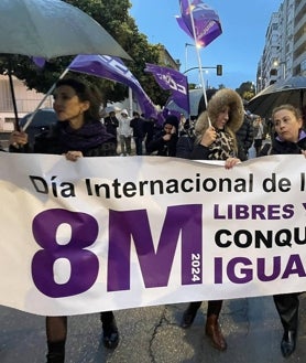 Imagen secundaria 2 - Ni la lluvia ni el viento impidieron que más de 1.500 personas reivindicaran por las calles de Huelva la igualdad en el 8M